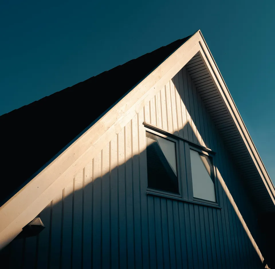 Giebeldach eines Wohnhauses im Sonnenlicht