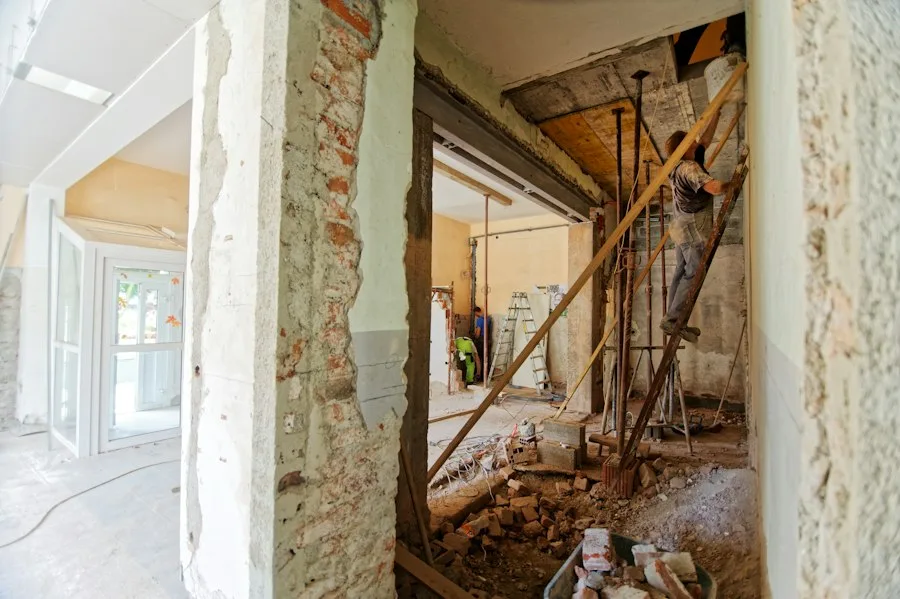 Handwerker auf einer Leiter in einem Rohbau