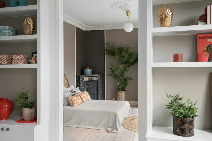 Helles Schlafzimmer mit Pflanzen
