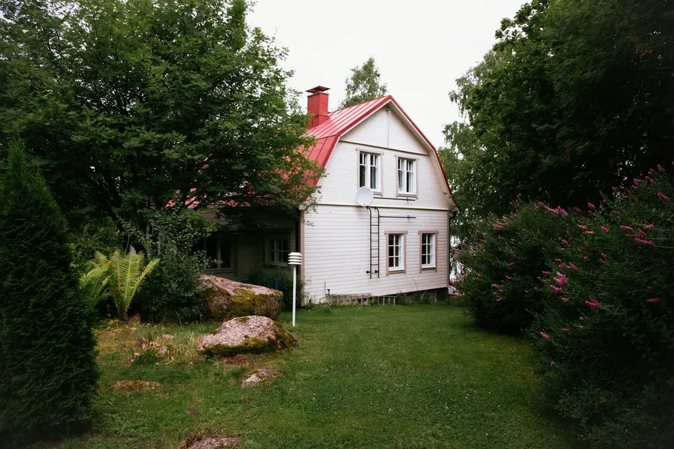 Weißes Einfamilienhaus mit Garten